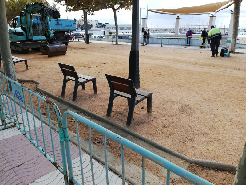 Inici de les obres davant l'escenari del passeig de Mar. (Foto: Ajuntament de Palamós).