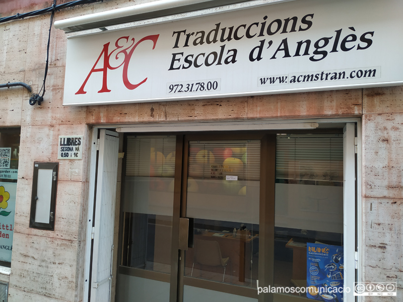 Punt de llibres de segona mà de Mans Unides en el local de l'escola d'anglès del carrer de Sant Joan Baptista de La Salle.