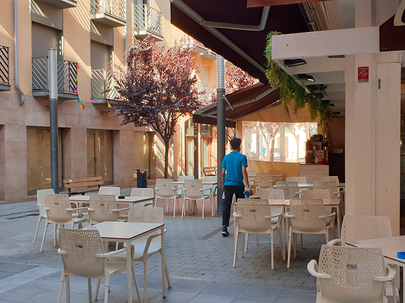 Terrassa amb les taules separades en un bar del centre de Palamós. (Foto: Ràdio Capital).