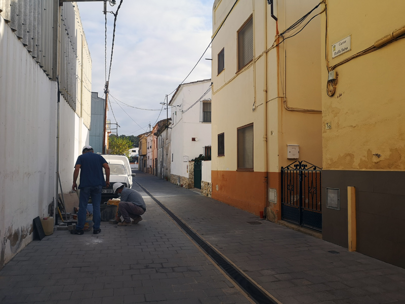 Treballs del nou enllumenat al carrer de la Rutlla Baixa. (Foto: Ajuntament de Palamós).