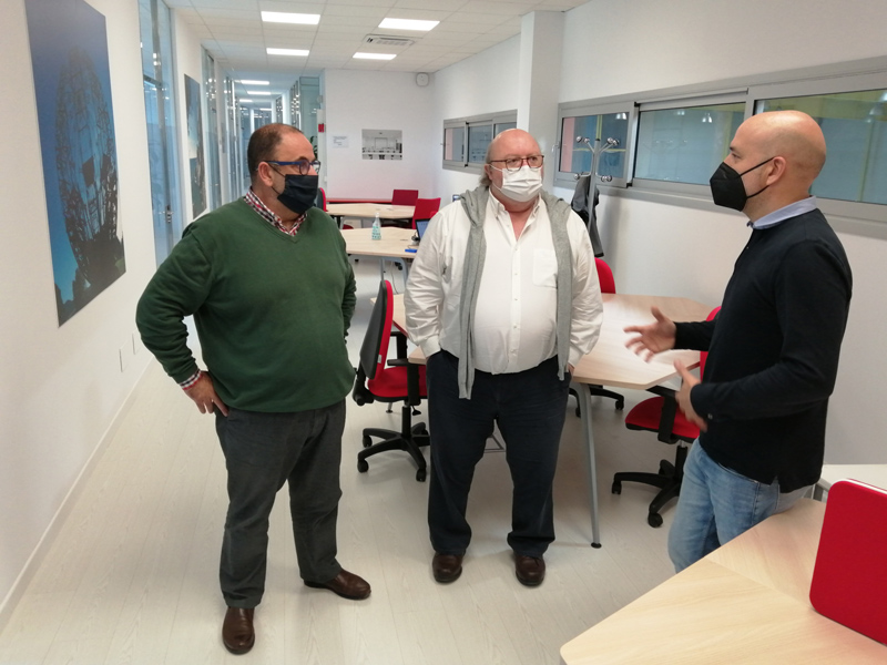 Arturo Prades i Jordi Soler amb Quim Gudayol, director del viver Alta Mar. (Foto: Ajuntament de Calonge i Sant Antoni).