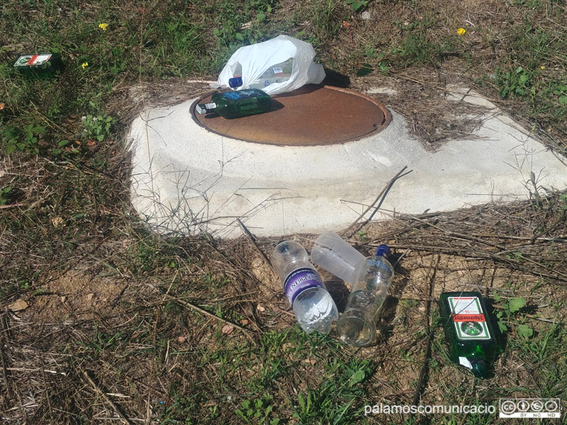 Restes d'un 'botellon' a Palamós.