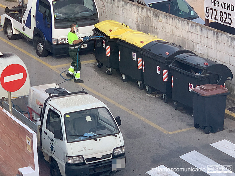 Un operari netejant les tapes d'uns contenidors al carrer de Josep Joan, la passada setmana.
