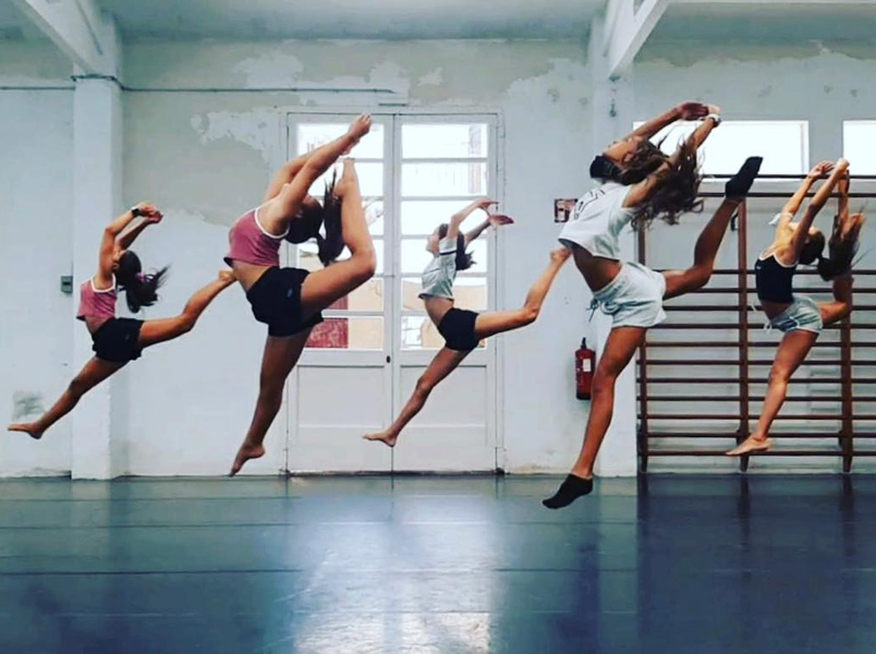 Joves alumnes de La Fàbrica de la Dansa fent una coreografia. (Foto: La Fàbrica de la Dansa).