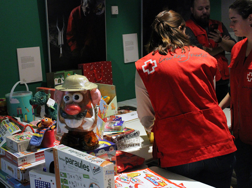 La campanya de recollida de joguines compta amb uns 130 voluntaris. (Foto: Creu Roja).