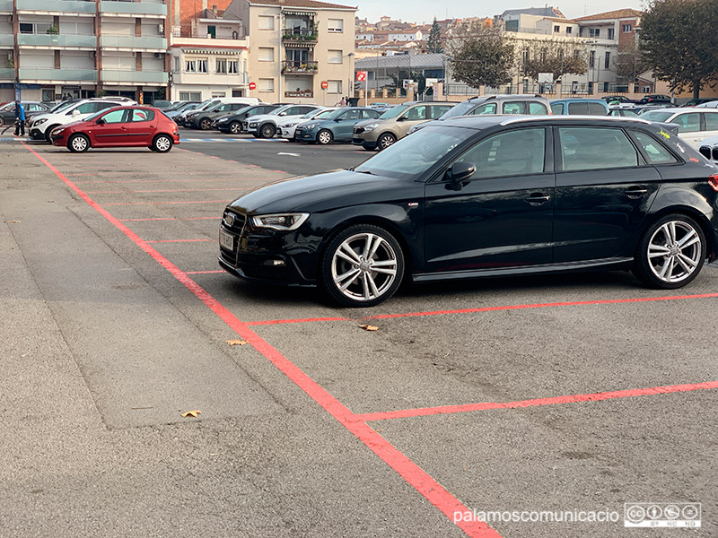 Vehicles estacionats a la zona vermella de l'Arbreda, aquest matí.