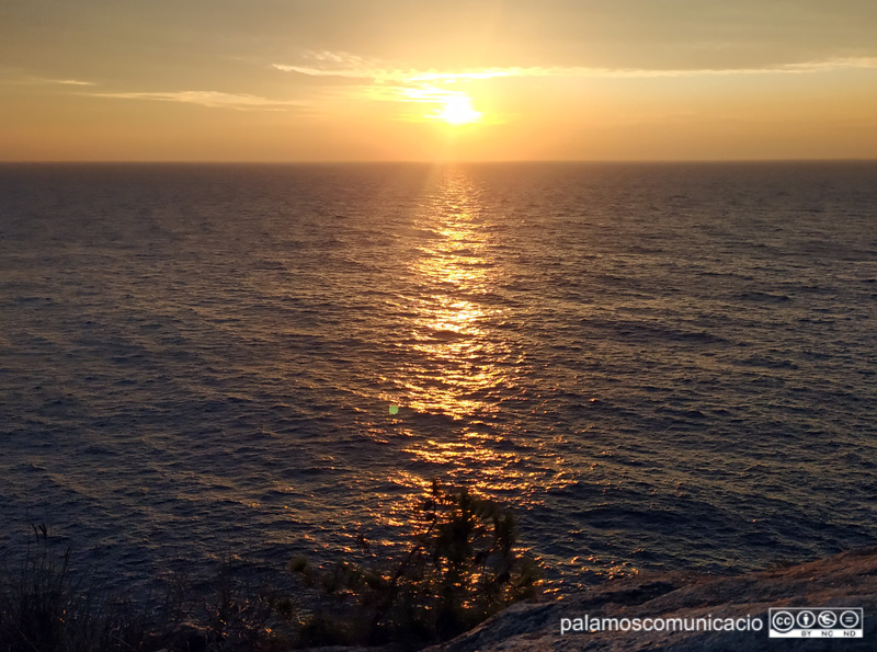 Sortida del sol des de La Fosca, ahir al matí.