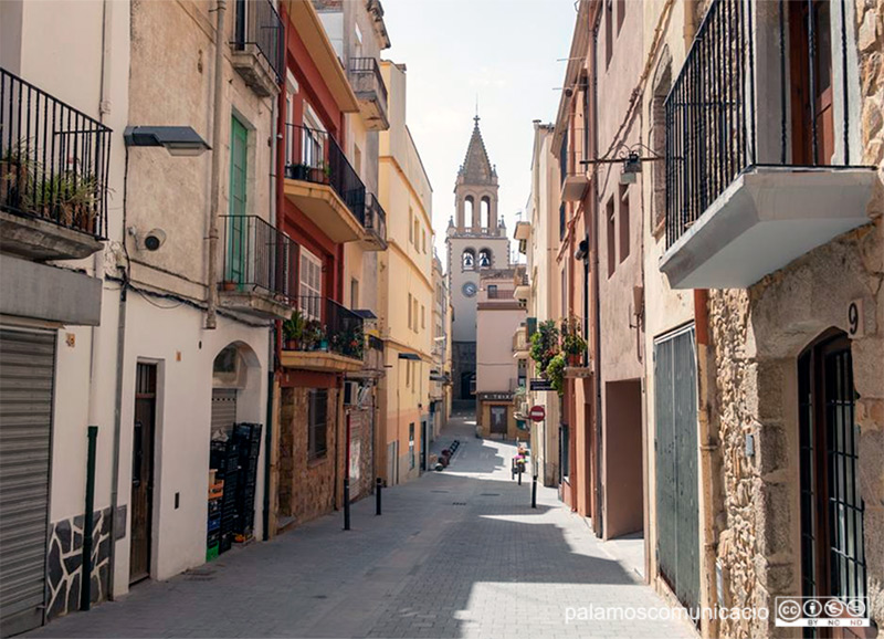 El carrer Molins de Palamós, un dels carrers que canvia el sentit de la circulació.