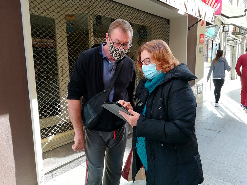 Una enquestadora recollint l'opinió d'un veí de Palamós. (Foto: Ajuntament de Palamós).