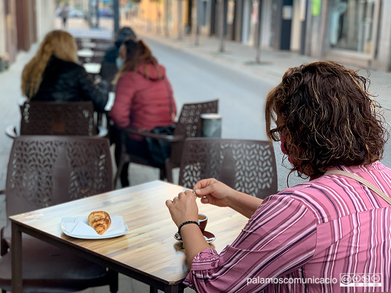 Gent  esmorzant, aquest matí, en la terrassa d'un bar de Palamós.