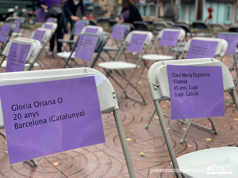 80 cadires buides escenifiquen avui a la Plaça de Catalunya les 80 dones assassinades aquest 2020 a l'Estat, víctimes de la violència masclista.