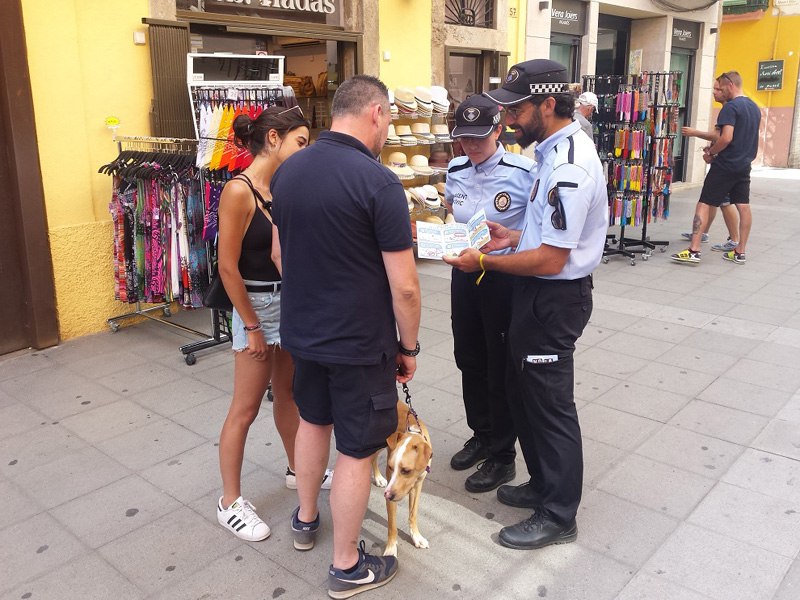 Els agents cívics de Palamós fent un servei, en una imatge d'arxiu. (Foto: Ajuntament de Palamós).