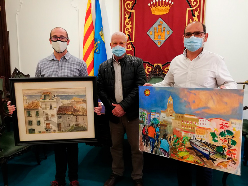 Francesc Mir, al centre, fa entrega dels dos quadres a l'alcalde de Palamós i al Tècnic de Patrimoni. (Foto: Ajuntament de Palamós).