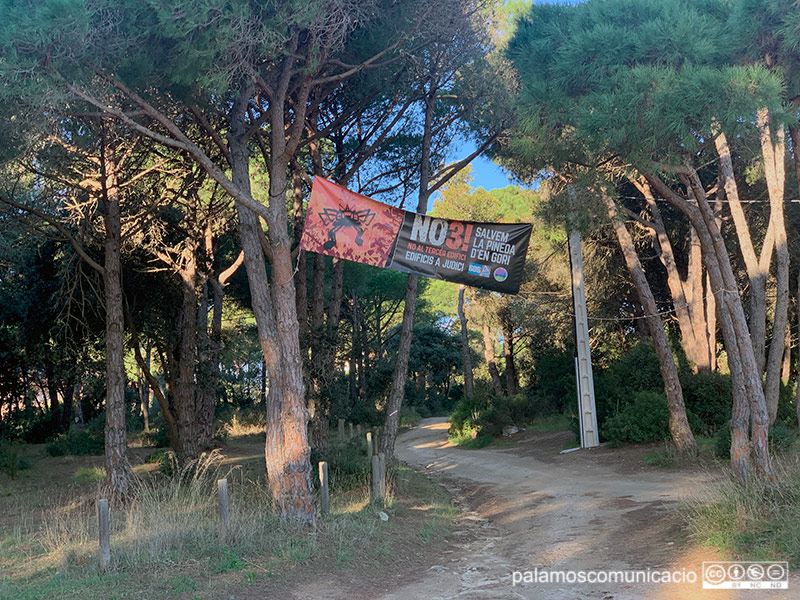 Una pancarta en contra de l'urbanització del tercer edifici de la Pineda d'en Gori, aquest matí.