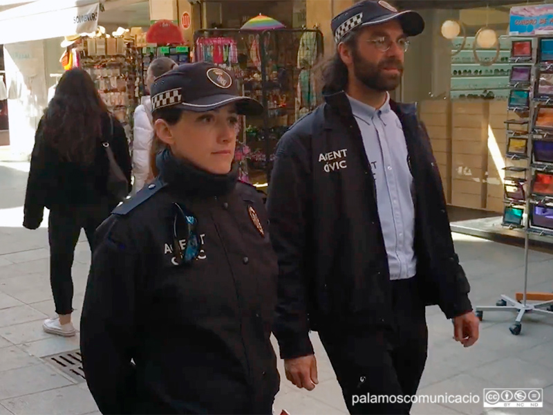 Els dos agents cívics de Palamós, en una imatge d'arxiu de la primavera de l'any passat.
