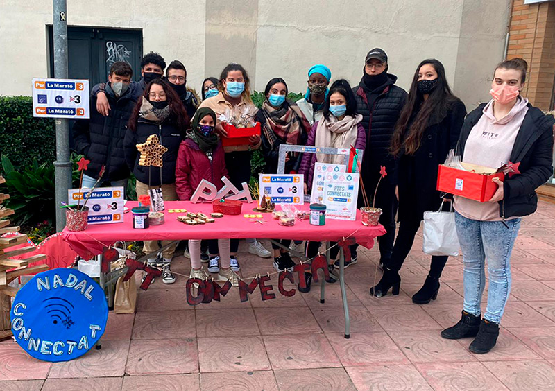 El grup d'alumnes del PTT que han fet aquesta activitat solidària al mercat setmanal de Palamós. (Foto: David Noguera).