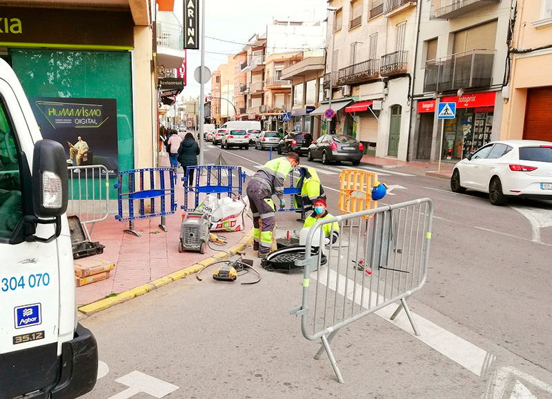 Operaris de l'empresa CAPSA realitzant els treballs de canalització a l'Avda. 11 de setembre. (Foto: Ajuntament de Palamós).