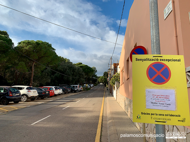 Senyalització al carrer dels Almogàvers informant que demà s'hi farà una neteja intensiva.