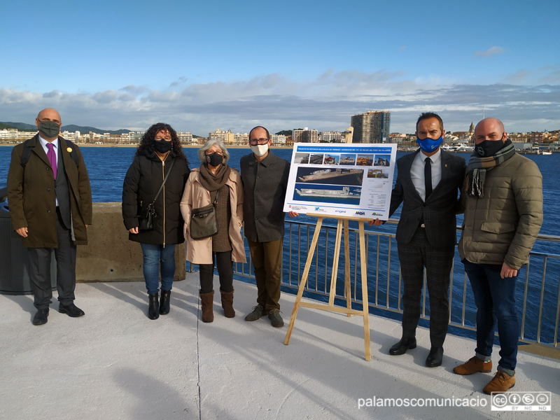 El director de Ports i l'alcalde de Palamós amb regidors de l'Ajuntament, aquest matí.