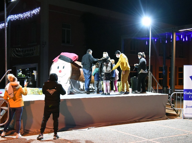 Tió gegant dins les activitats nadalenques de Calonge. (Foto: Ajuntament de Calonge i Sant Antoni).