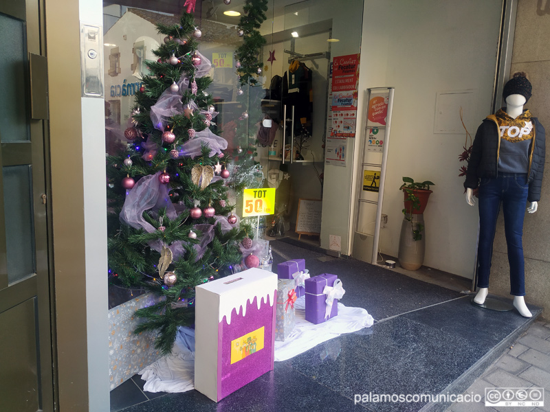 Decoració nadalenca en l'aparador d'una botiga de Palamós.