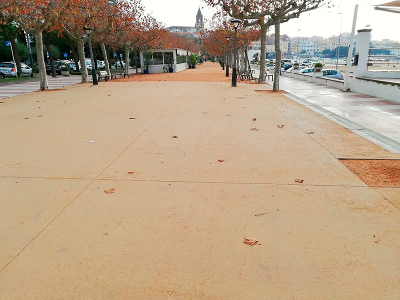El nou paviment d'un tram del passeig del Mar de Palamós. (Foto: Ajuntament de Palamós).