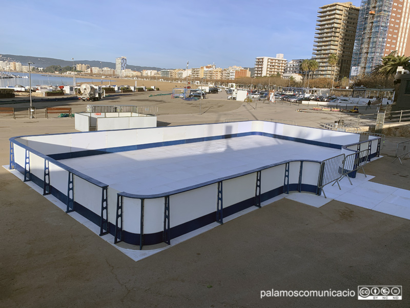 La pista de gel sintètic ja està muntada a la zona de l'estenedor de xarxes.