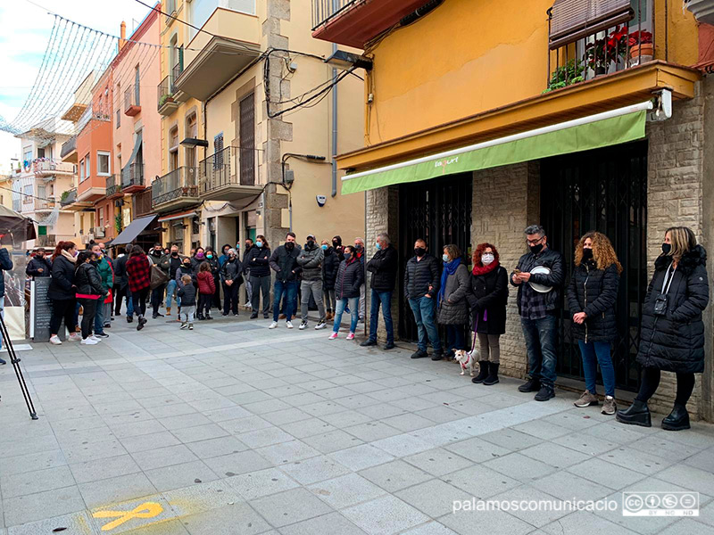 La concentració ha aplegat a un centenar de persones davant l'Ajuntament de Palamós.