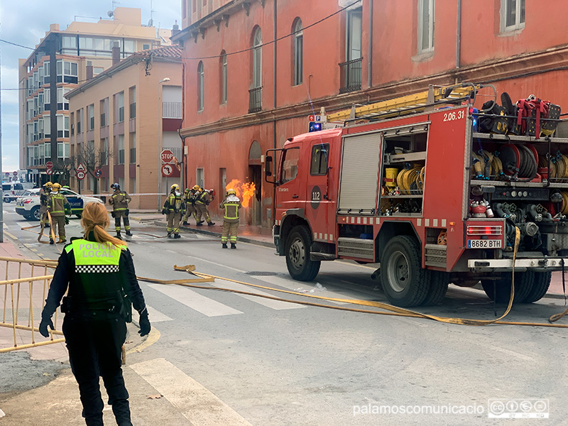 Els Bombers de la Generalitat apagant el foc que s'ha produït aquest migdia a l'antiga fàbrica Tauler.