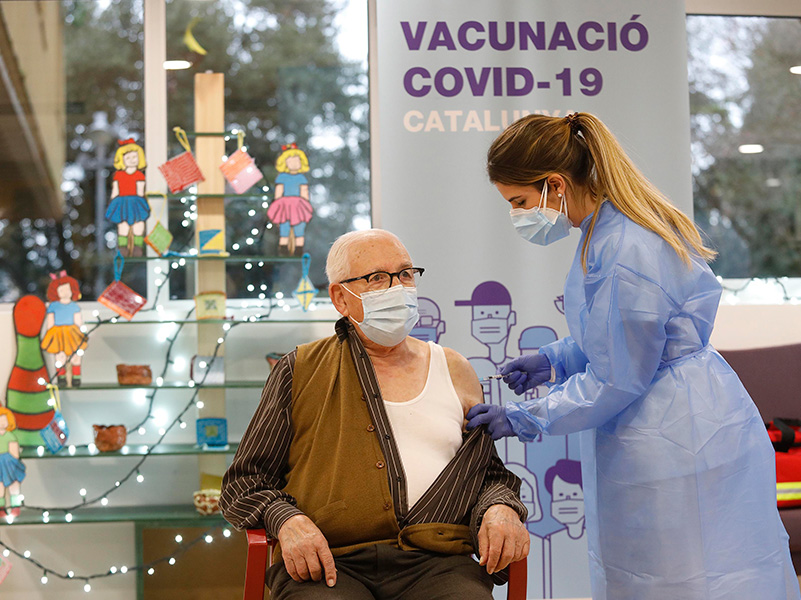 Esteve Font, resident a la Creu de Palau, primer gironí en rebrer la vacuna. (Foto: Cat Salut).