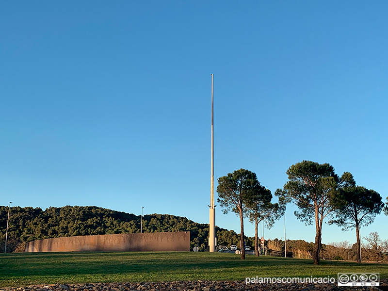 La rotonda del Mas Gorgoll sense l'estelada, ahir.
