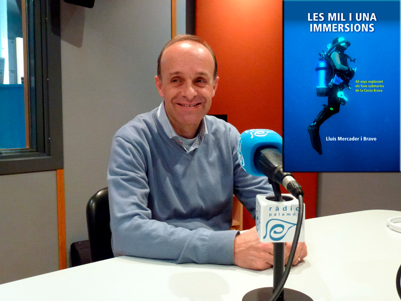 Lluís Mercader, en una imatge d'arxiu als estudis de Ràdio Palamós, presenta dissabte el seu darrer llibre.