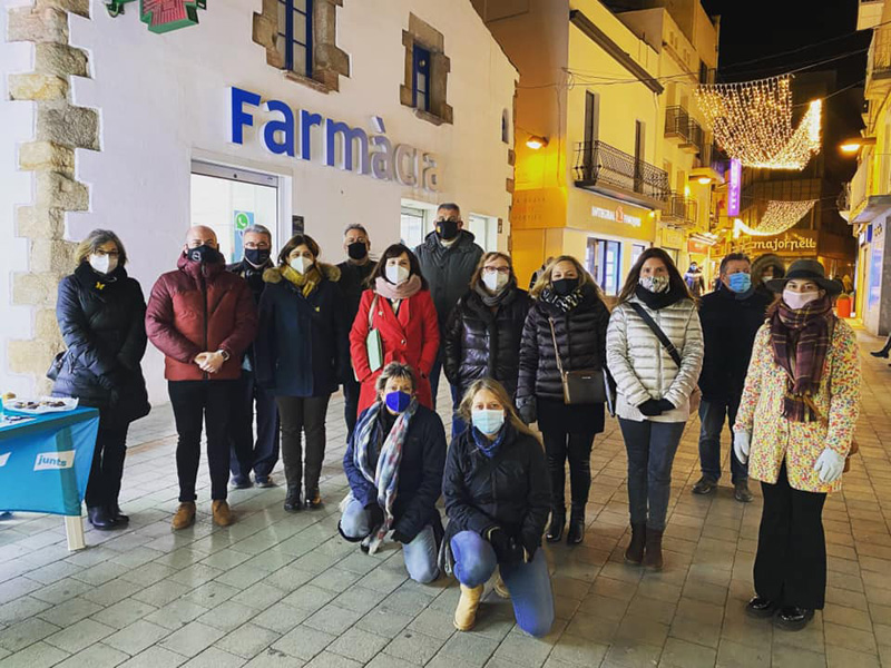 Parada de recollida d'avals de JxCat al carrer Major. (Foto: Junts per Catalunya Palamós i Sant Joan).