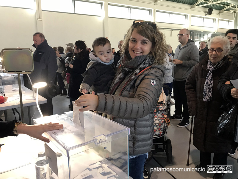 Gent votant a la Nau dels 50 metres el 21 de desembre de 2017.