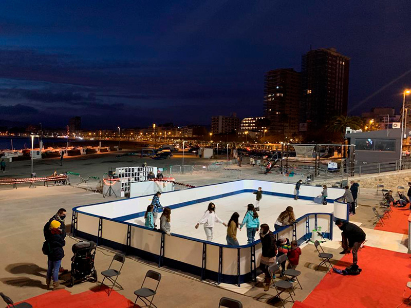En primer terme, la pista de gel sintètic que s'ha instal·lat aquest Nadal a l'estenedor de xarxes. (Foto: Ajuntament de Palamós).