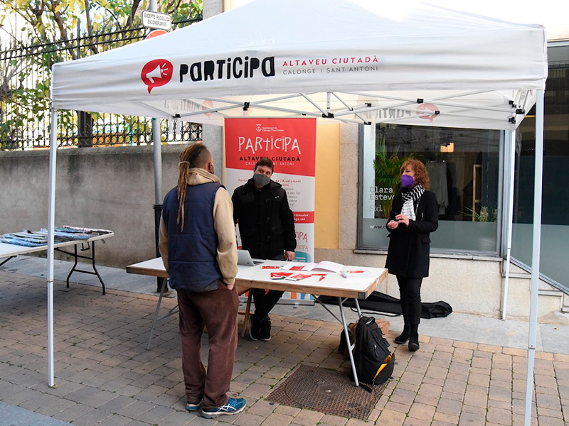 Una carpa informativa del procés participatiu de Calonge i Sant Antoni. (Foto: Ajuntament de Calonge i Sant Antoni).