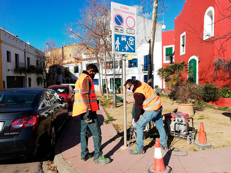 Operaris de la Brigada Municipal instal·lant la nova senyalització viària al barri Vell. (Foto: Ajuntament de Palamós).