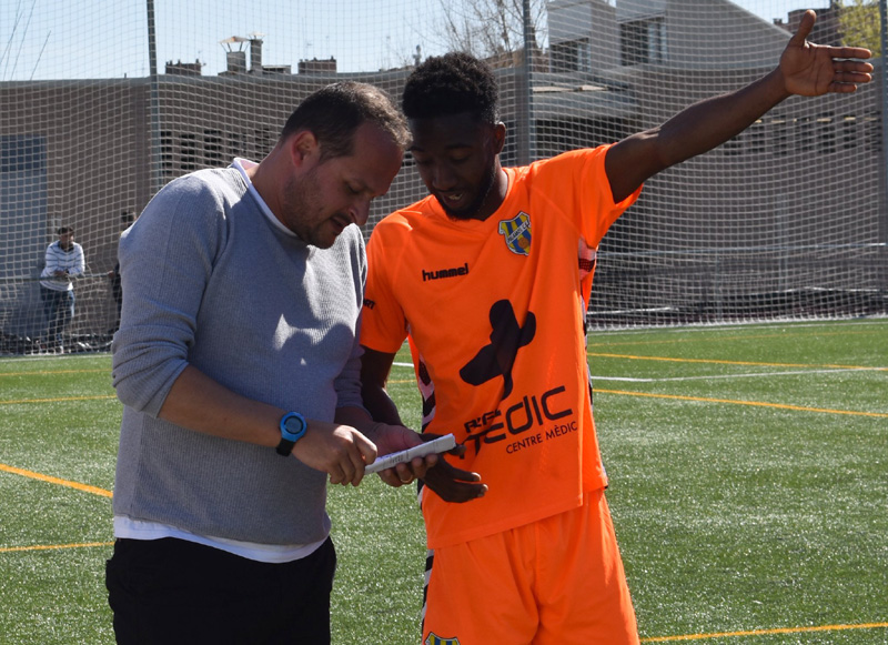 Dembo, rebent instruccions de Joan Mármol, en un partit de la passada temporada. (Foto: Sergi Cortés).