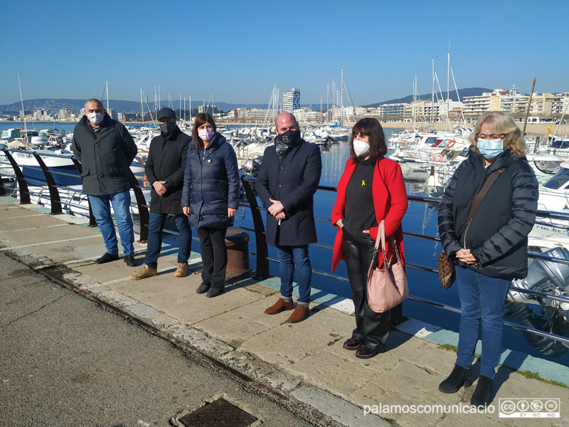 Representants de Junts per Catalunya, aquest migdia al port de Palamós.