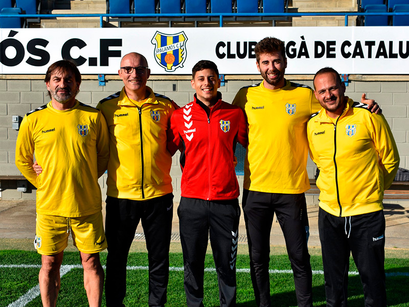 Marc Comalada, de vermell al centre de la imatge, amb la resta de components de l'staff del Palamós CF. (Foto: Palamós CF).