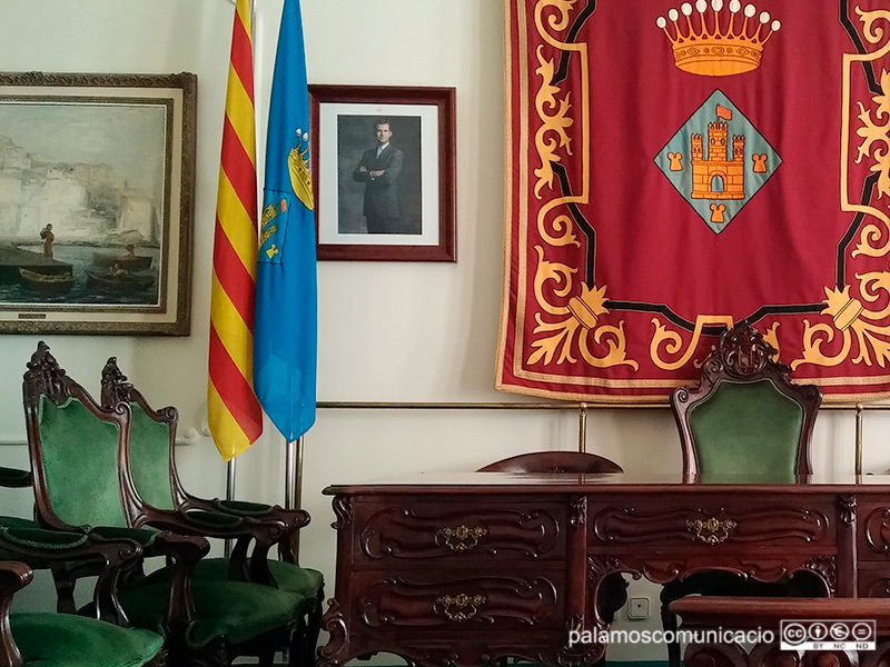 Imatge d'arxiu de la sala noble de l'Ajuntament de Palamós amb el retrat del rei Felip VI.