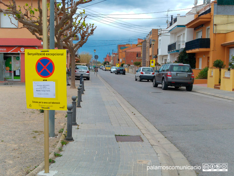 Senyalització al carrer de Zoilo Costart informant del 'Fem dissabte'.