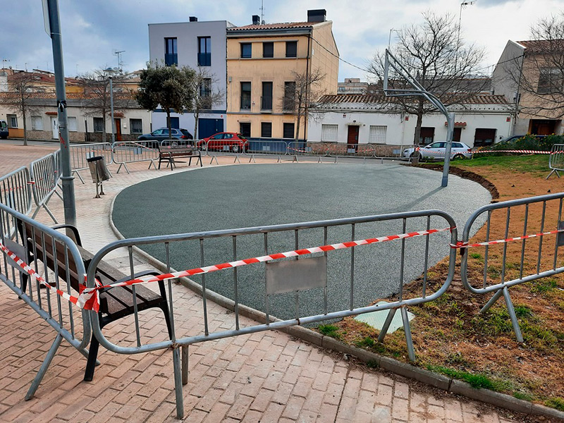 Cistella de mini-bàsquet de la plaça Vincke amb la nova superfície de cautxú. (Foto: Ajuntament de Palamós).