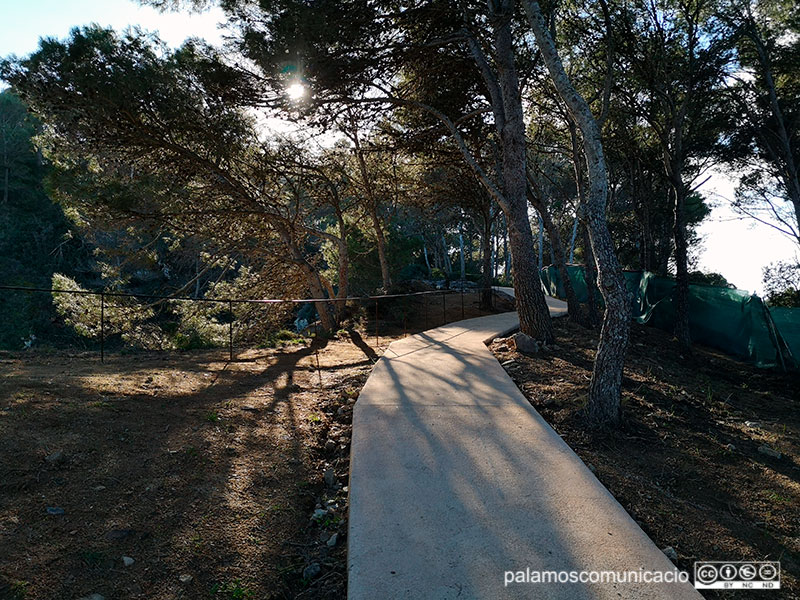 Paviment de sauló en un tram del camí de ronda, passat Cap Gros.