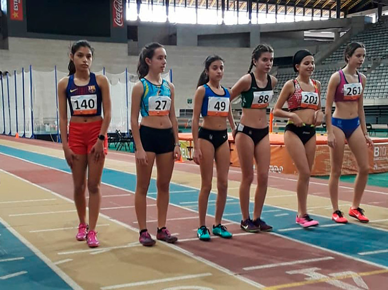 Mireia Fita, amb el dorsal 27, abans de la seva final dels 1.000 metres. (Foto: AA Palamós).