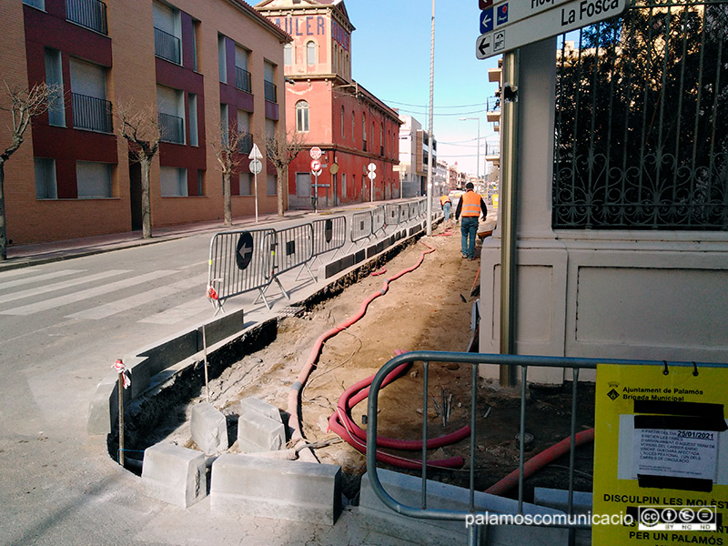 Obres a la vorera del carrer d'Enric Vincke, ahir al migdia.