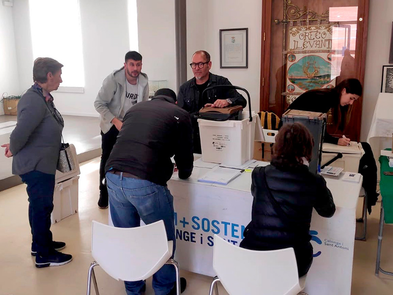 Imatge d'arxiu de la jornada per entregar els cubells de recollida porta a porta. (Foto: Ajuntament de Calonge i Sant Antoni).