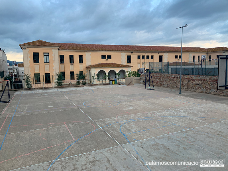 Pistes de bàsquet a l'escola La Vila.