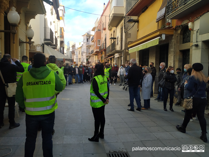 La concentració s'ha fet aquest migdia davant l'Ajuntament.