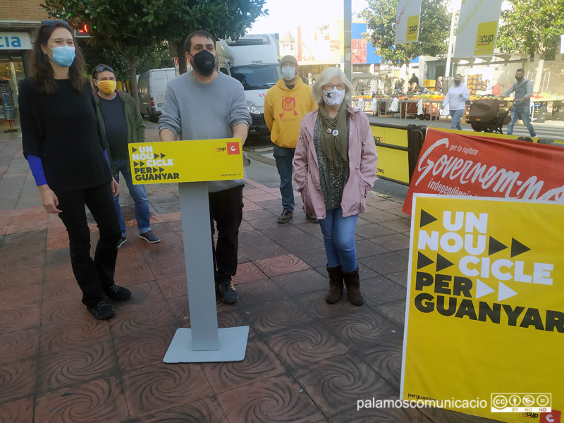 Acte de campanya de la CUP aquest migdia a la zona del mercat.